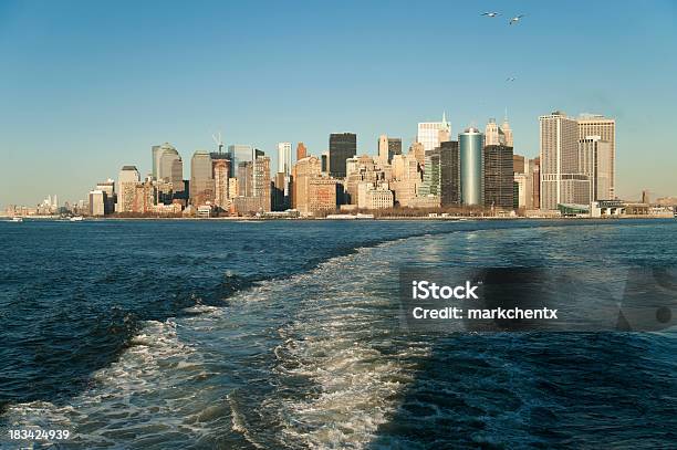 フェリーでマンハッタンから - ニューヨーク市のストックフォトや画像を多数ご用意 - ニューヨーク市, マンハッタン - ニューヨーク市, つり橋