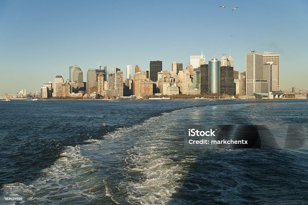 Ferry afastado de Manhattan - Royalty-free Cidade de Nova Iorque Foto de stock
