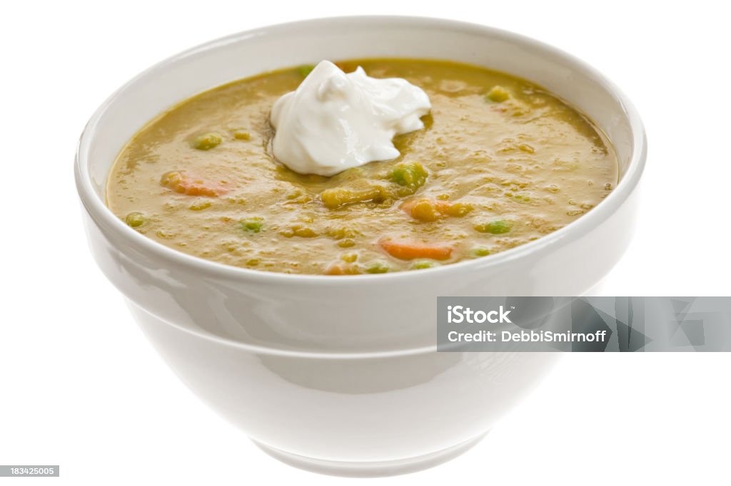 Blanco Bowl equipada con sopa de guisante majado - Foto de stock de Recortable libre de derechos