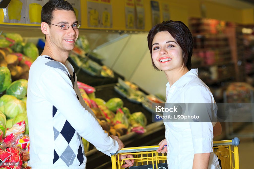 Paar Lebensmittel-Einkaufsservice - Lizenzfrei Aussuchen Stock-Foto