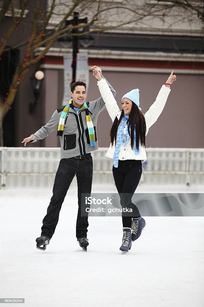 Feliz pareja de patinaje sobre hielo - Foto de stock de 20 a 29 años libre de derechos