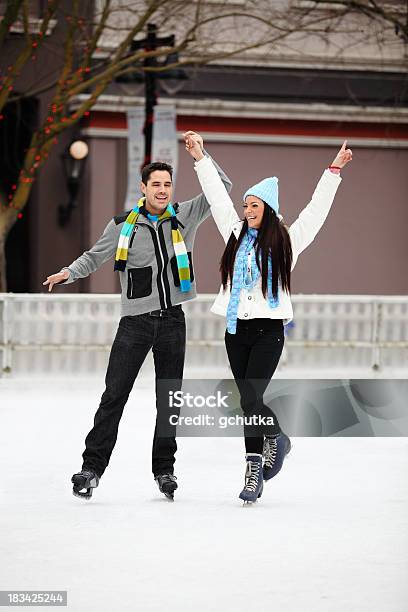 Feliz Pareja De Patinaje Sobre Hielo Foto de stock y más banco de imágenes de 20 a 29 años - 20 a 29 años, Abrigo de invierno, Actividad