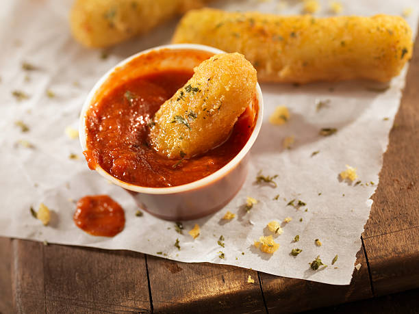 crispy barrinhas de mozzarella - mozzarella stick appetizer fried imagens e fotografias de stock