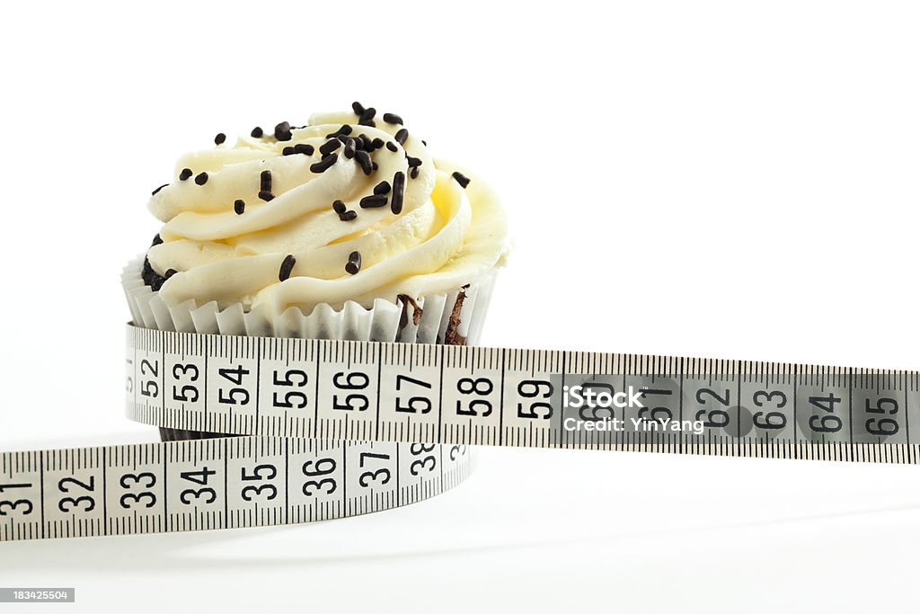 Ленты мера вокруг Cupcake на Вредное питание, вес контроля Метрическая система - Стоковые фото Без людей роялти-фри