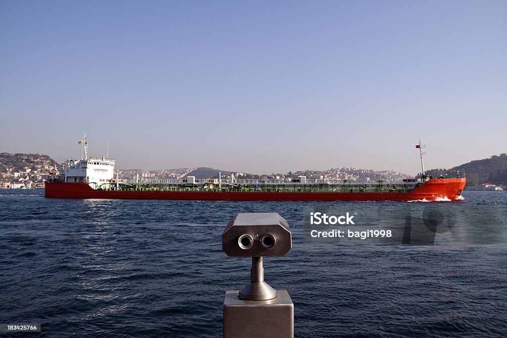 Barco en el estrecho de Estambul - Foto de stock de Binoculares libre de derechos