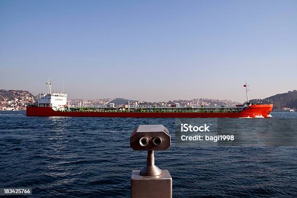 Barco En El Estrecho De Estambul Foto de stock y más banco de imágenes de Binoculares - Binoculares, Agua, Agua potable