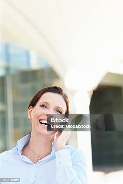 美しいビジネス女性が彼女の携帯電話 - 1人のストックフォトや画像を多数ご用意 - 1人, あこがれ, くつろぐ