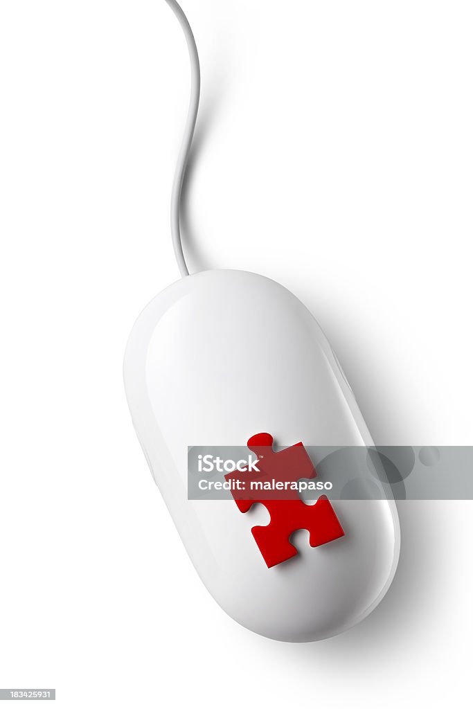 Soluzione.  Mouse con L'ultimo pezzo del puzzle - Foto stock royalty-free di Assistenza