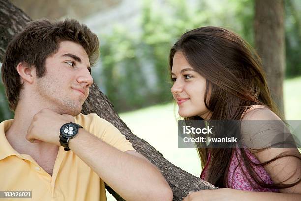 Atractiva Pareja Joven En El Parque Foto de stock y más banco de imágenes de 20 a 29 años - 20 a 29 años, Adulto, Adulto joven