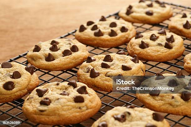 Świeżo Pieczonymi Ciasteczkami Chip Cookies - zdjęcia stockowe i więcej obrazów Ciastko z kawałkami czekolady - Ciastko z kawałkami czekolady, Piec - Przygotowywać jedzenie, Groszek czekoladowy