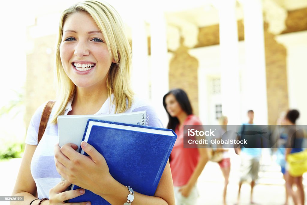 Hübsche Studentin stehen im university campus - Lizenzfrei Attraktive Frau Stock-Foto