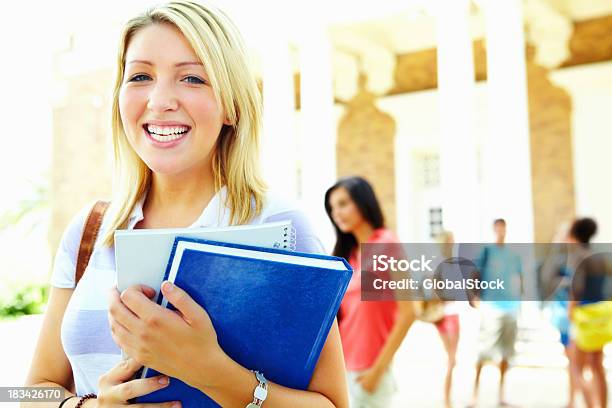 Pretty Student Encuentra En El Campus De La Universidad Foto de stock y más banco de imágenes de 20 a 29 años