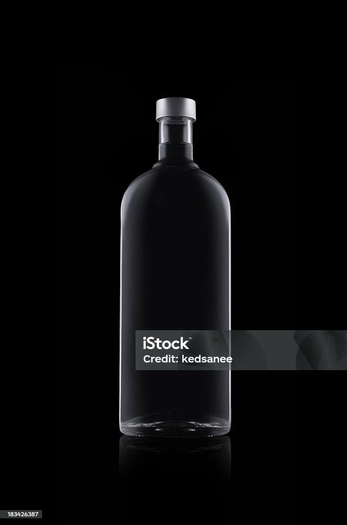 Botella de agua aislado sobre fondo negro - Foto de stock de Botella libre de derechos