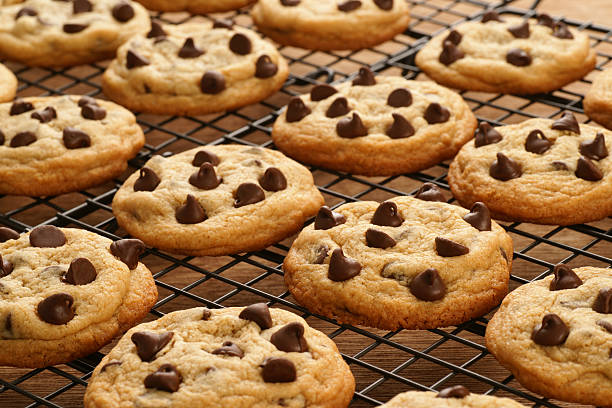 frisch gebackenen chocolate-chip-cookies - plätzchen backen stock-fotos und bilder