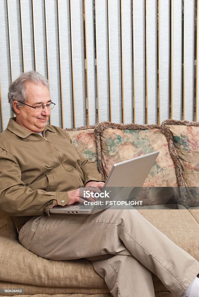 Homme d'affaires travaillant à la maison avec ordinateur portable - Photo de Adulte libre de droits