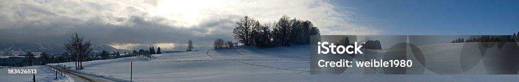XXL Winter-Straße mit Schnee Feld Landschaft Panorama - Lizenzfrei Allgäu Stock-Foto