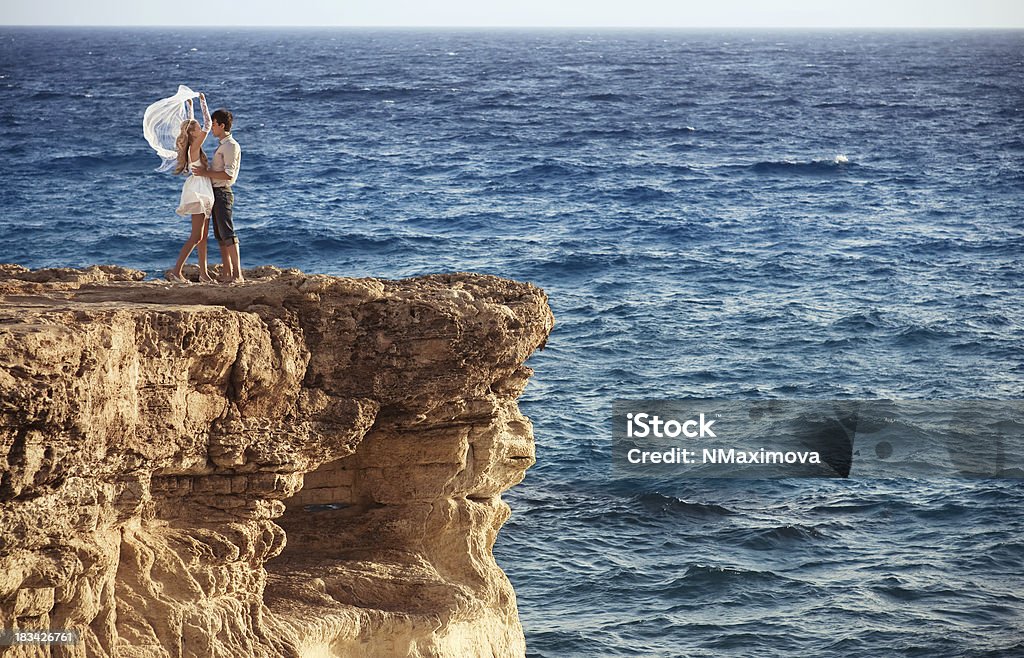 couple amoureux à la fin de sea cliff - Photo de Adulte libre de droits