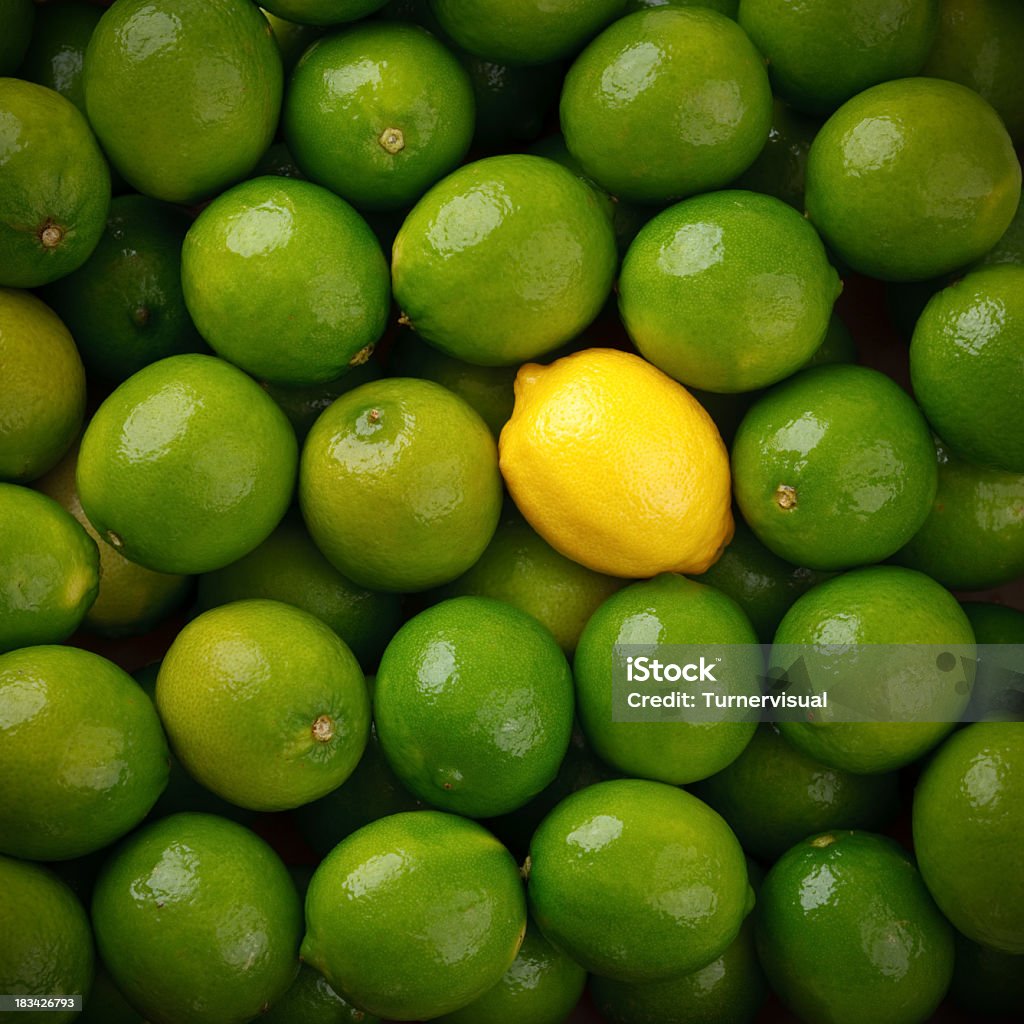 Лимонный среди лайм - Стоковые фото Выделяться из толпы роялти-фри