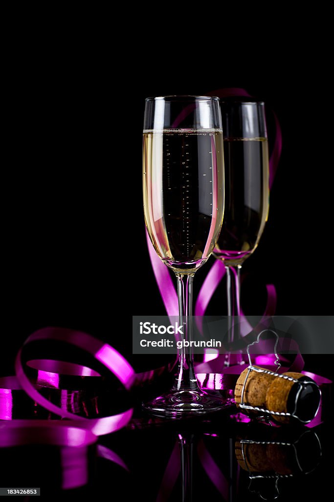 Copas de champaña y cork - Foto de stock de Fondo negro libre de derechos