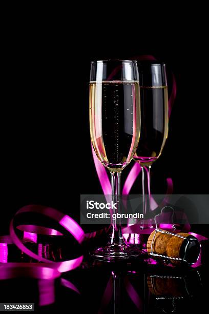 Copas De Champaña Y Cork Foto de stock y más banco de imágenes de Fondo negro - Fondo negro, Rosa - Color, Bebida alcohólica