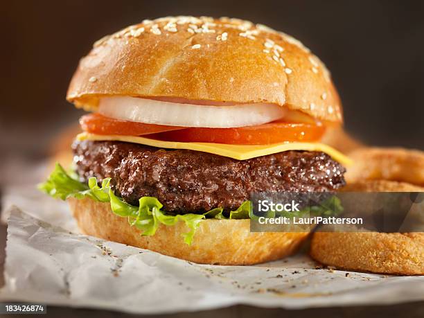 Cheeseburger Und Zwiebelringe Stockfoto und mehr Bilder von Beilage - Beilage, Bildschärfe, Brotsorte