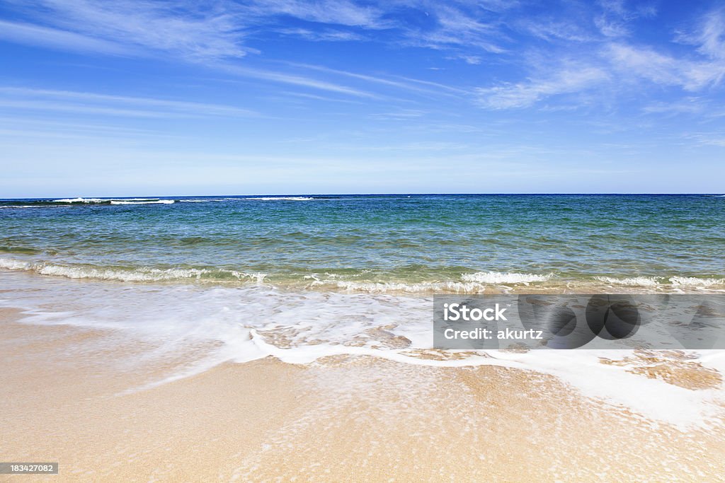 Bela praia de Kauai convidativo, água e céu azul - Foto de stock de Areia royalty-free