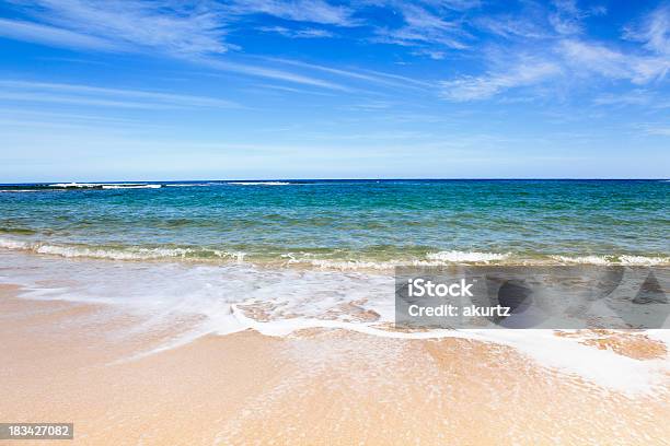 Foto de Bela Praia De Kauai Convidativo Água E Céu Azul e mais fotos de stock de Areia - Areia, Arrebentação, Azul