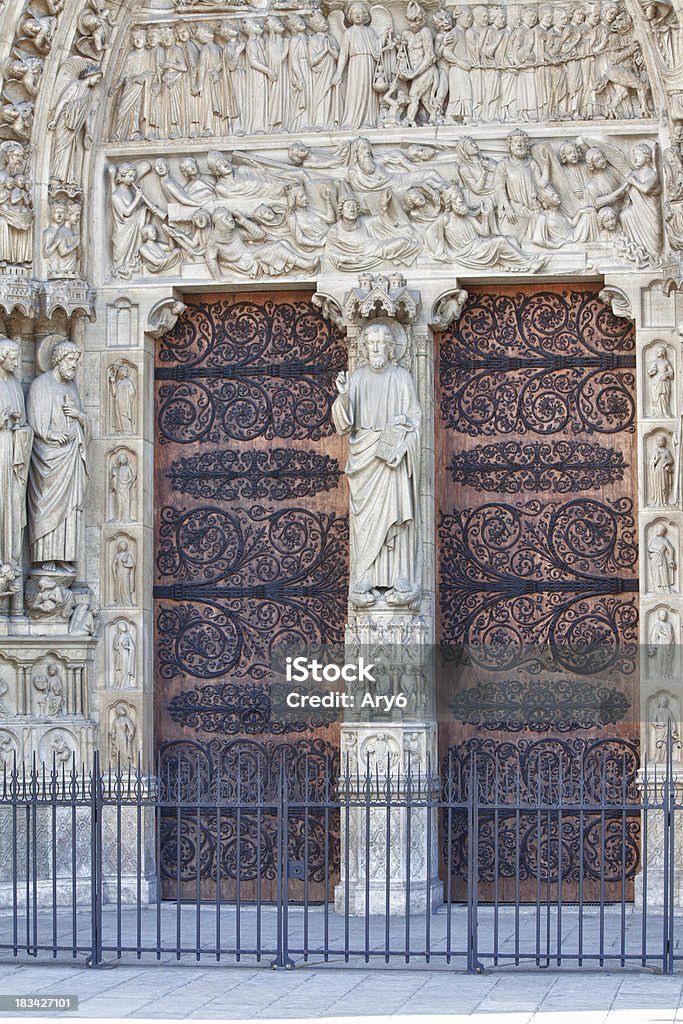 Porta della Cattedrale di Notre-Dame-Parigi - Foto stock royalty-free di Capitali internazionali