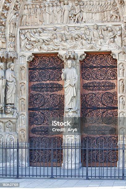 Porta Della Cattedrale Di Notredameparigi - Fotografie stock e altre immagini di Capitali internazionali - Capitali internazionali, Caratteristica architettonica, Cattedrale