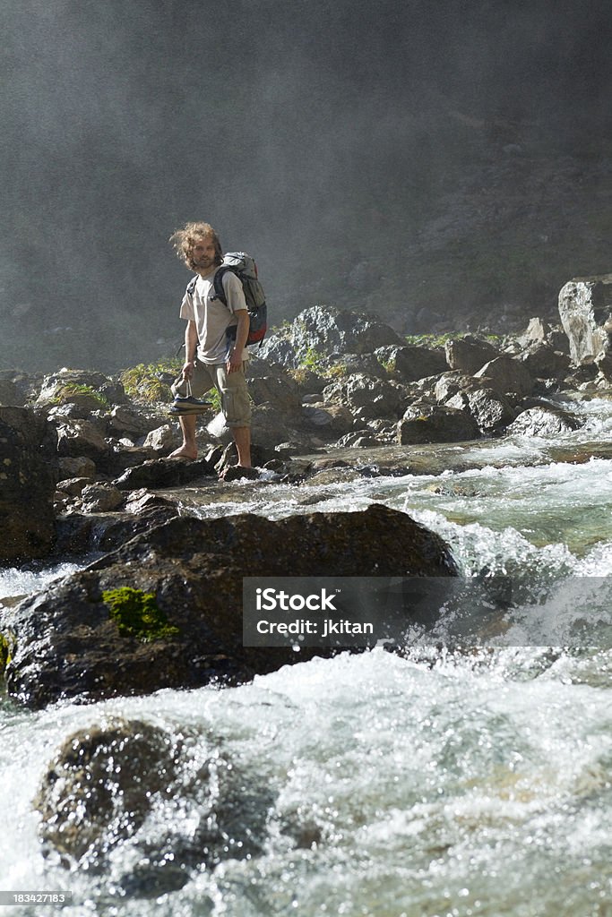 Traverser la rivière de montagne - Photo de 25-29 ans libre de droits