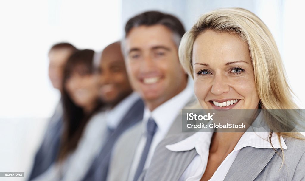 Equipe de negócios com o líder em pé na frente - Foto de stock de Fotografia de Grupo royalty-free