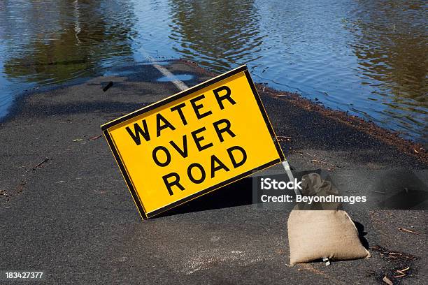 Wasser Über Road Sign Stockfoto und mehr Bilder von Überschwemmung - Überschwemmung, Sandsack - BOS-Ausrüstung, Australien