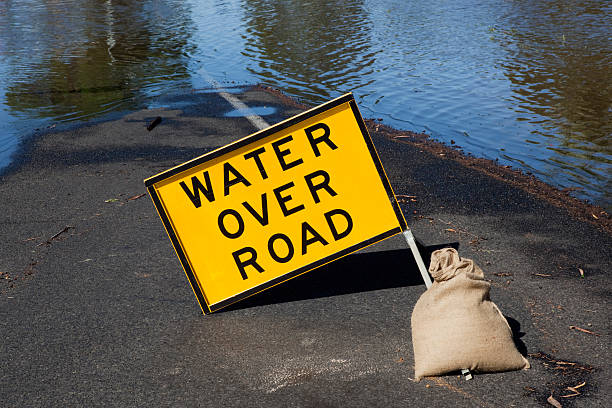 agua de señal - river road sign road sign fotografías e imágenes de stock