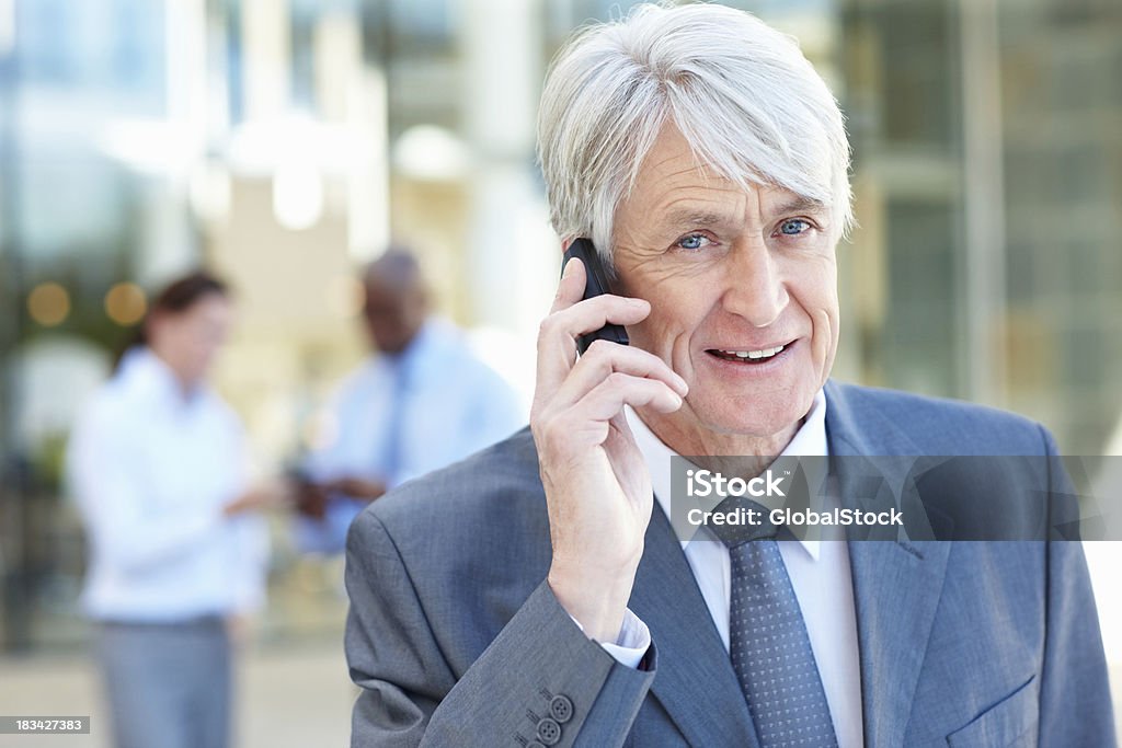Homme d'affaires sur son téléphone portable - Photo de Adulte libre de droits