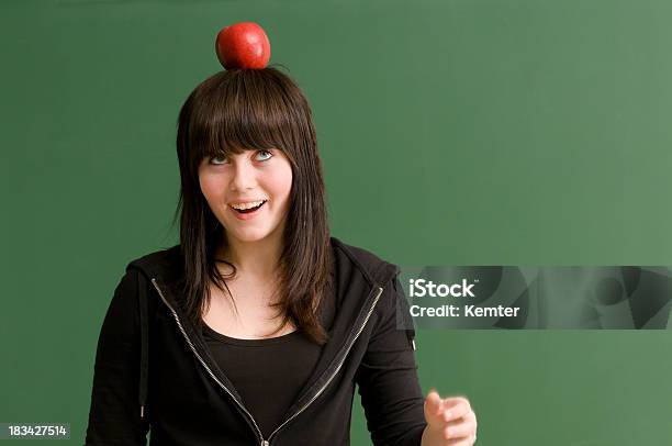 Estudiante Feliz Con Manzana Sobre La Cabeza Foto de stock y más banco de imágenes de 14-15 años - 14-15 años, Actividad, Adolescencia