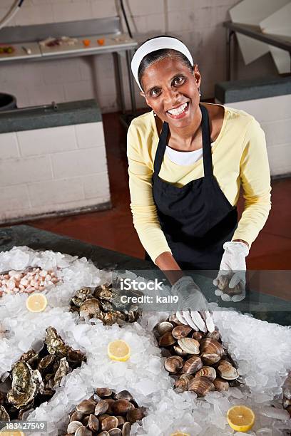 Lavoratore Nel Mercato Del Pesce Organizzazione Di Frutti Di Mare Di Visualizzazione - Fotografie stock e altre immagini di 50-54 anni