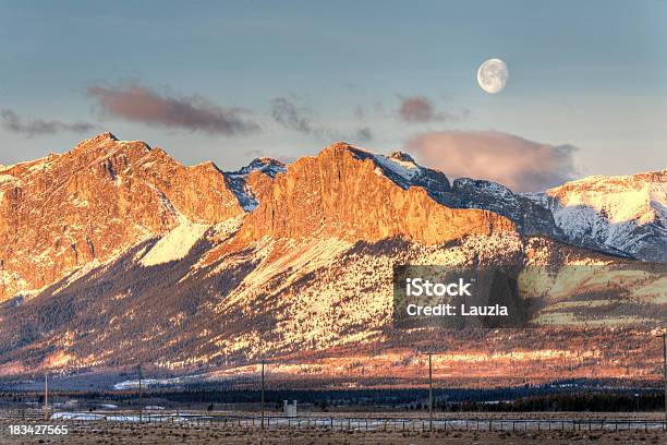 Yamnuska Sunrise - zdjęcia stockowe i więcej obrazów Alberta - Alberta, Alpenglow, Bez ludzi