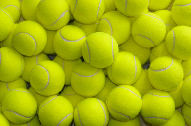 suelto pelotas de tenis - bola de tenis fotografías e imágenes de stock