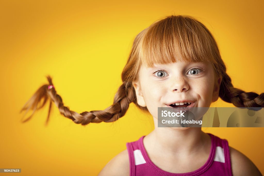 Glücklich, rote männlichen Mädchen mit nach oben, geflochtener Zopf mit einem Lächeln - Lizenzfrei Kind Stock-Foto