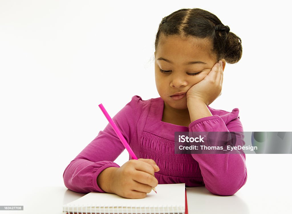 Giovane nero ragazza con abito rosa di scrivere nel blocco note - Foto stock royalty-free di 6-7 anni