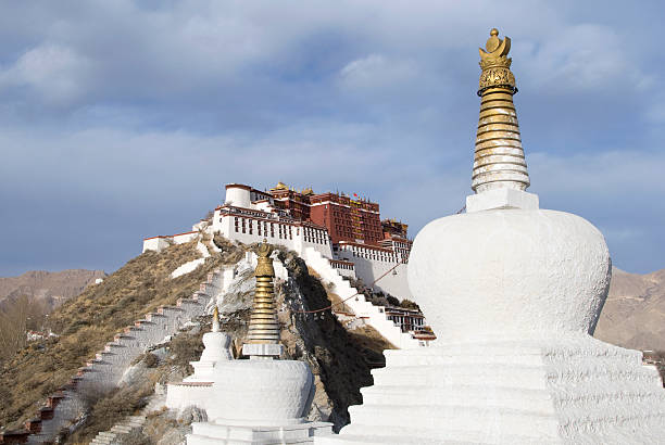 palácio de potala e passa por uma estupa s - tibet potala palace lhasa himalayas imagens e fotografias de stock