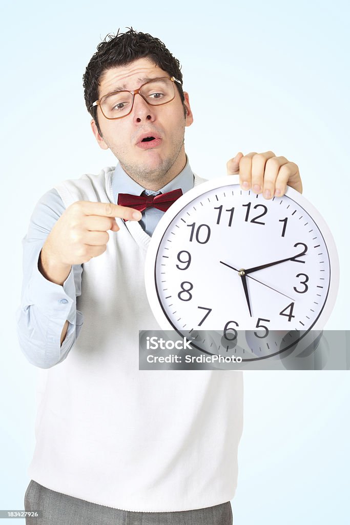 Nerd Empresário segurando relógio - Foto de stock de 20 Anos royalty-free