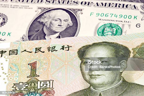 Foto de Um Yuan Chinês Situase No Topo De Dólar Americano e mais fotos de stock de Nota de Yuan Chinês - Nota de Yuan Chinês, Nota de dólar americano, China