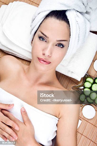 Foto de Mulher Recebendo Tratamento De Spa e mais fotos de stock de Adulto - Adulto, Beleza, Beleza natural - Natureza