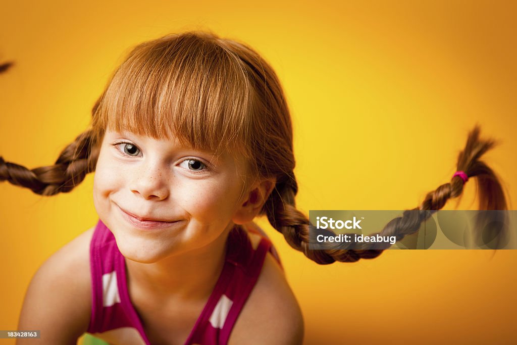 Feliz niña de pelo roja con mallas ascendente y una sonrisa - Foto de stock de Niñas libre de derechos