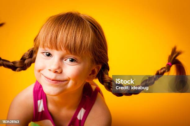 ハッピーレッドヘア子羊の少女の笑顔と 2 ブレード - 女の子のストックフォトや画像を多数ご用意 - 女の子, 子供, 1人