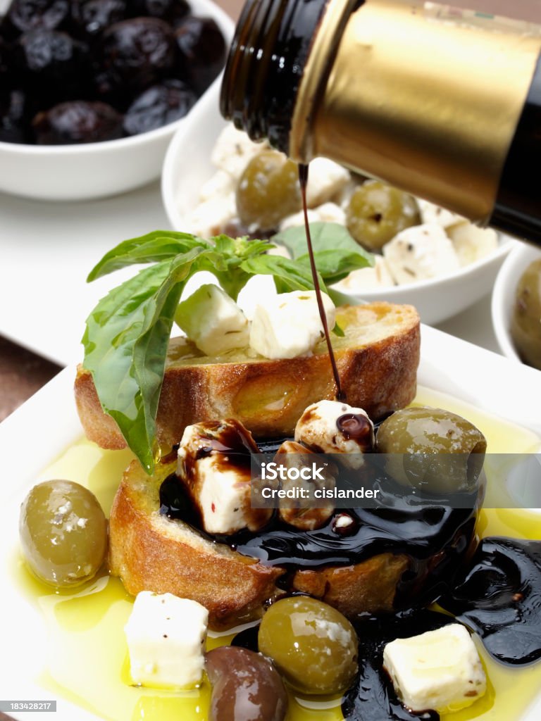 Pão com queijo, azeitonas e de azeite e vinagre balsâmico - Royalty-free Azeite Foto de stock