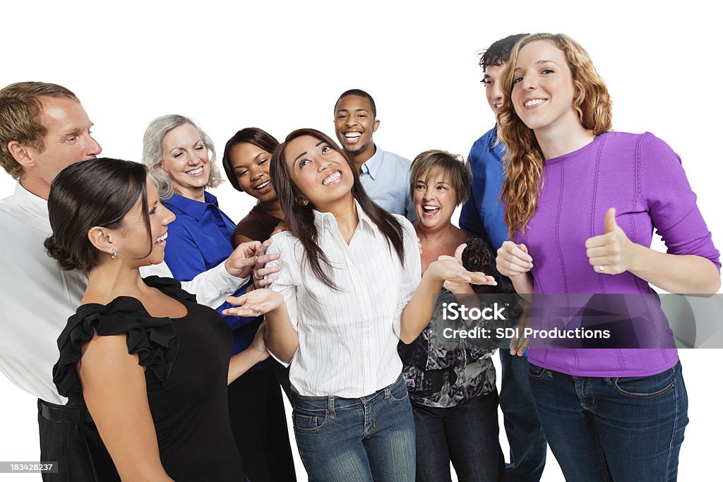 Heureux groupe d'amis féliciter fille au milieu - Photo de Adulte libre de droits