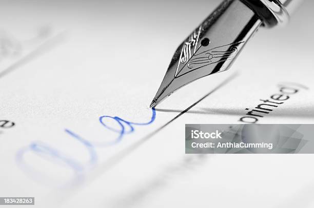 Photo libre de droit de Stylo Plume Signé Signature De Documents banque d'images et plus d'images libres de droit de Signature - Signature, Signer, Stylo plume