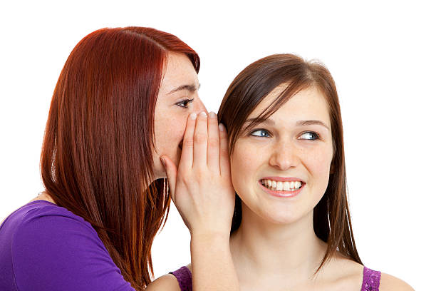 susurrar gossip - whispering couple discussion smiling fotografías e imágenes de stock